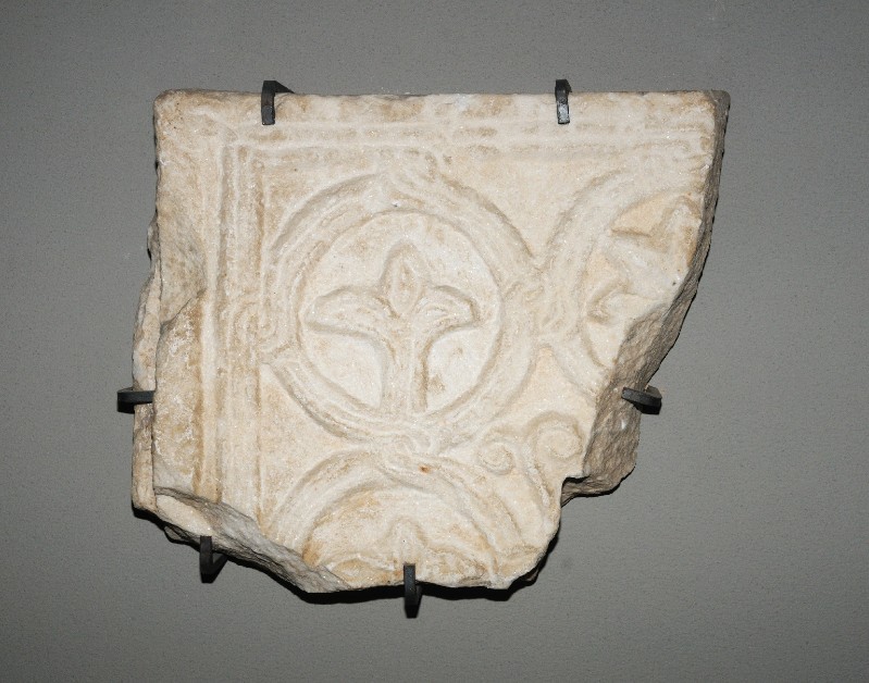 Marmoraio romano sec. X, Frammento scultoreo con cerchi
