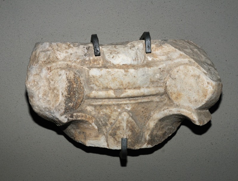 Marmoraio romano sec. III, Frammento di capitello
