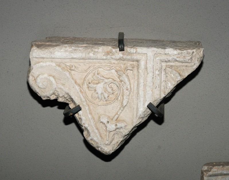 Marmoraio romano sec. IV, Frammento di architrave