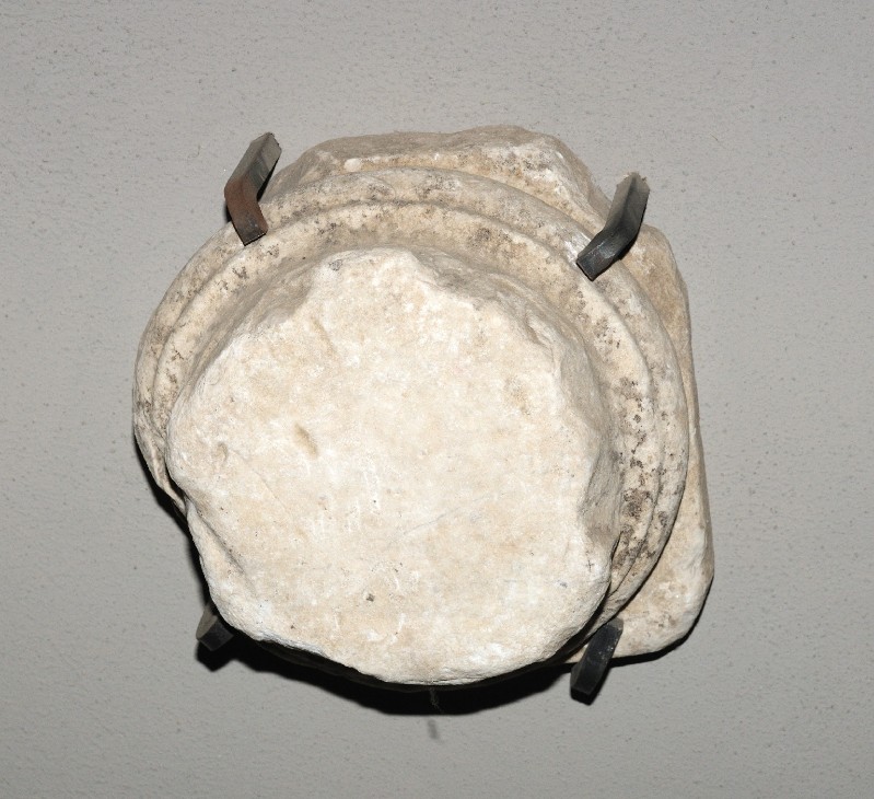 Marmoraio romano sec. XI, Frammento base di colonna