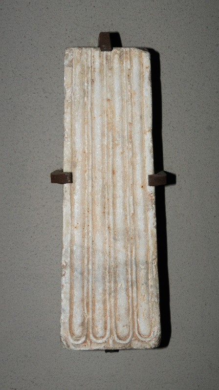 Marmoraio romano sec. III, Frammento scultoreo con scalanature