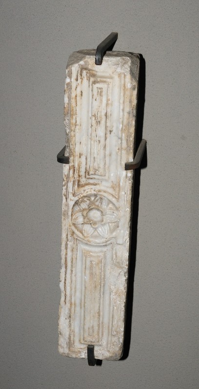 Marmoraio romano sec. V, Frammento scultoreo con rosetta