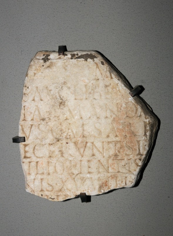 Marmoraio romano sec. III, Frammento di lapide con iscrizione