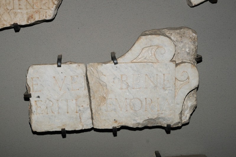 Marmoraio romano sec. III, Frammento di lapide con cornice a volute