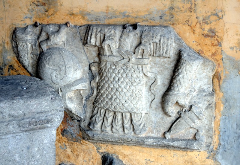 Marmoraio romano sec. II, Bassorilievo con corazza