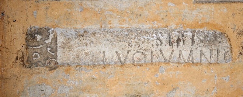 Marmoraio romano sec. I, Frammento di lapide stretta