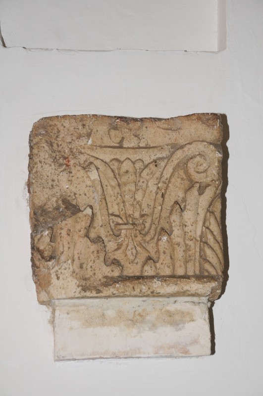 Marmoraio romano sec. XI, Frammento con capitello
