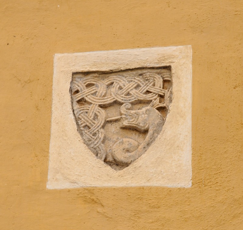 Marmoraio romano sec. X, Scultura con stemma