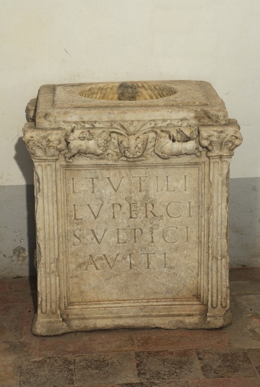 Ambito romano sec. I, Cippo funerario scolpito
