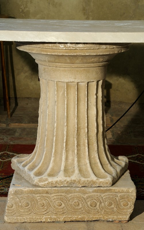 Marmoraio romano sec. VIII, Colonna scanalata