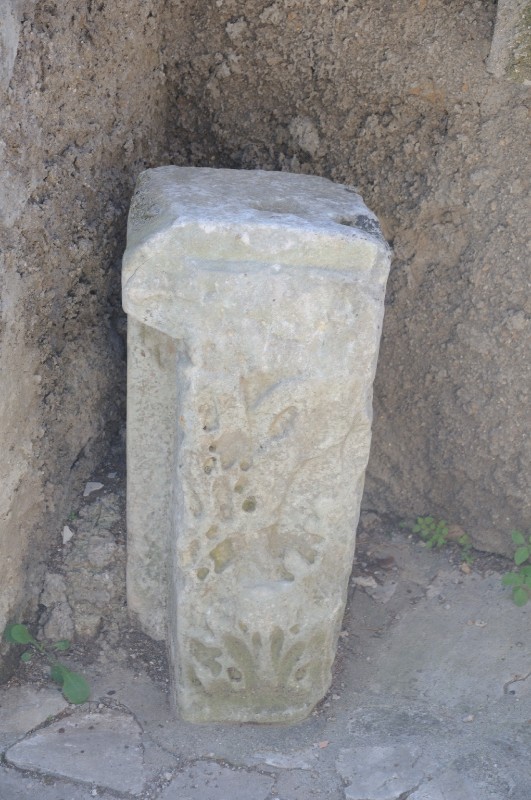 Marmoraio romano sec. III, Semicapitello