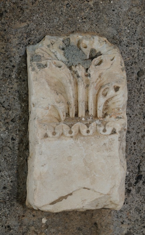 Marmoraio romano sec. V, Frammento marmoreo con foglie d'acanto