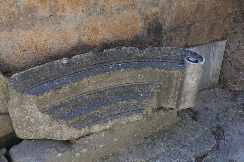 Marmoraio romano sec. II, Frammento di cornice