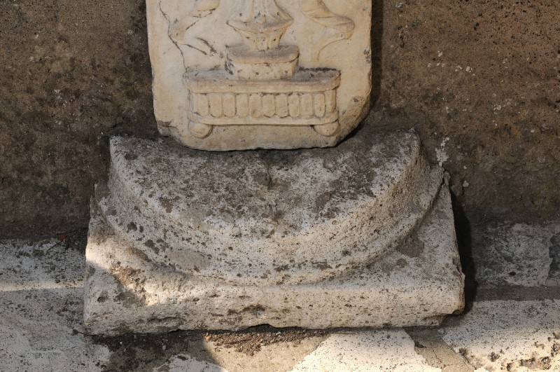 Marmoraio romano sec. III, Base di colonna