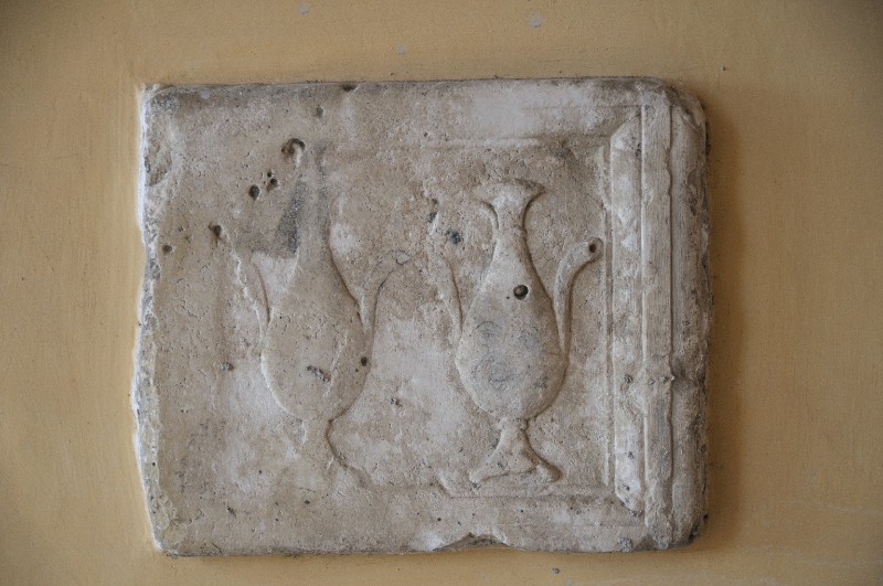 Marmoraio romano sec. IV, Frammento di lastra con anfore