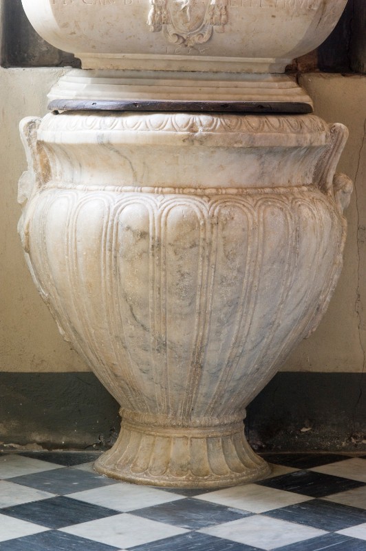 Ambito romano sec. IV, Fonte battesimale con corpo bacellato e figure alate