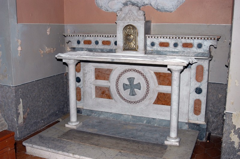 Bott. piacentina (1920), Altare laterale in marmo con colonnine