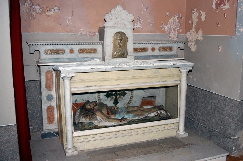 Bott. piacentina (1924), Altare laterale in marmo bianco con cornice dentellata