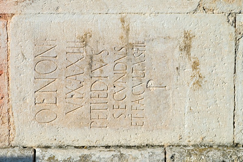 Maestranze abruzzesi secc. II-III, Lapide sepolcrale con iscrizione