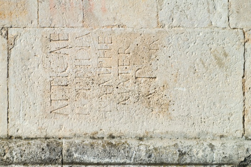 Maestranze abruzzesi secc. II-III, Lapide con iscrizione sepolcrale