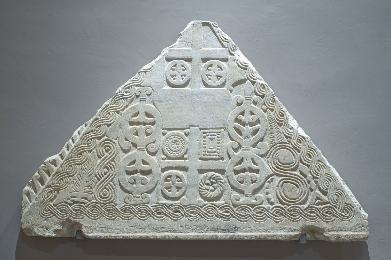 Ambito longobardo secc.VII-VIII, Timpano di ciborio con due croci