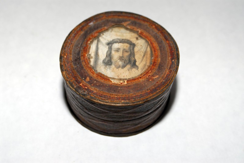 Bott. italiana sec. XIX, Scatola per ostie in legno con volto del Cristo
