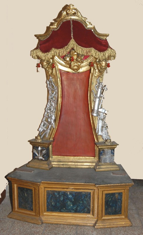 Bott. toscana sec. XIX, Espositorio decorato da strumenti della Passione