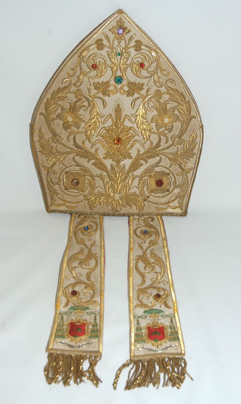 Manif. italiana sec. XX, Mitra episcopale bianca decorata da girali in oro