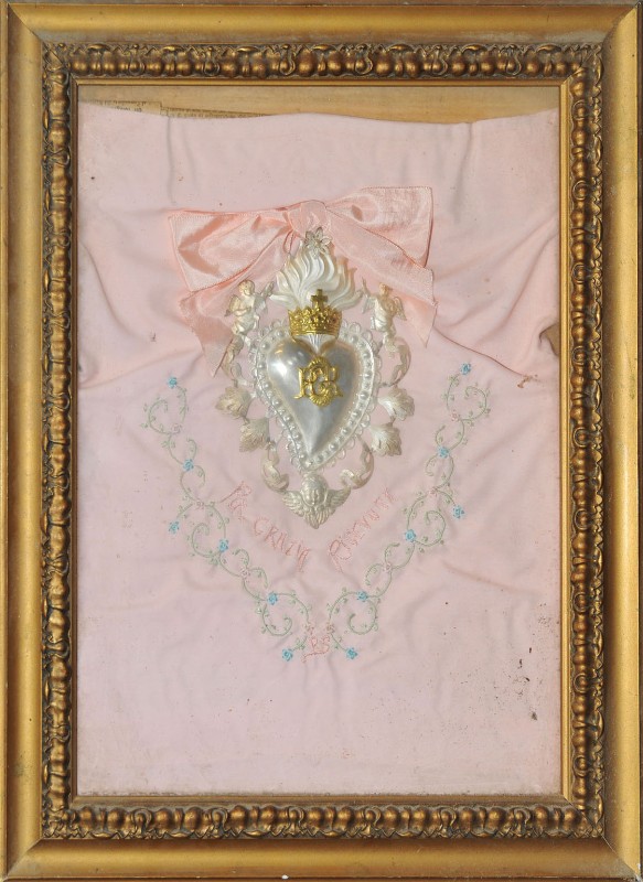 Ambito livornese (1937), Ex voto a forma di Sacro Cuore su tessuto rosa