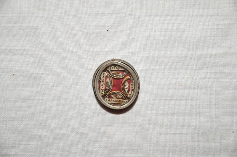 Prod. italiana sec. XX, Reliquiario ovale con quattro reliquie
