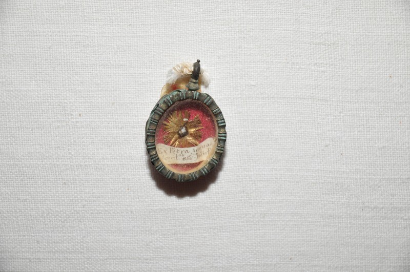 Bott. italiana sec. XX, Reliquiario a medaglione ovale con cornice a listelli