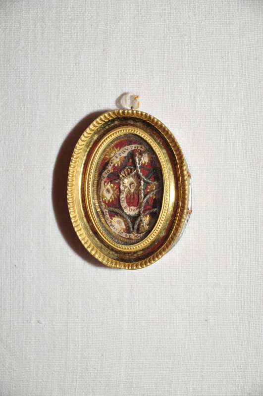 Bott. italiana sec. XIX, Reliquiario a medaglione in metallo dorato