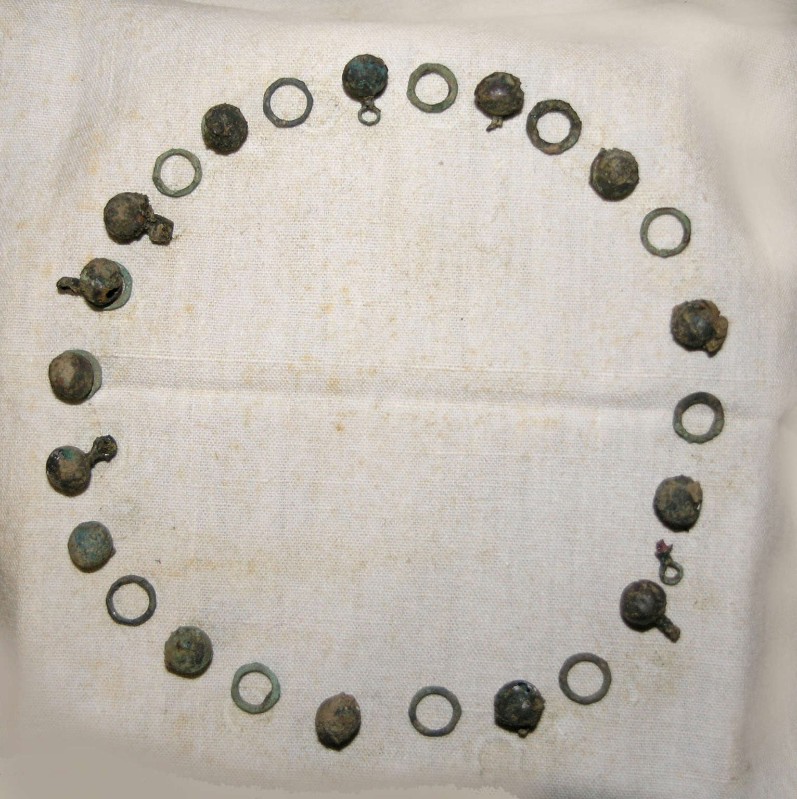 Bottega longobarda sec. VIII-IX, Collana in bronzo