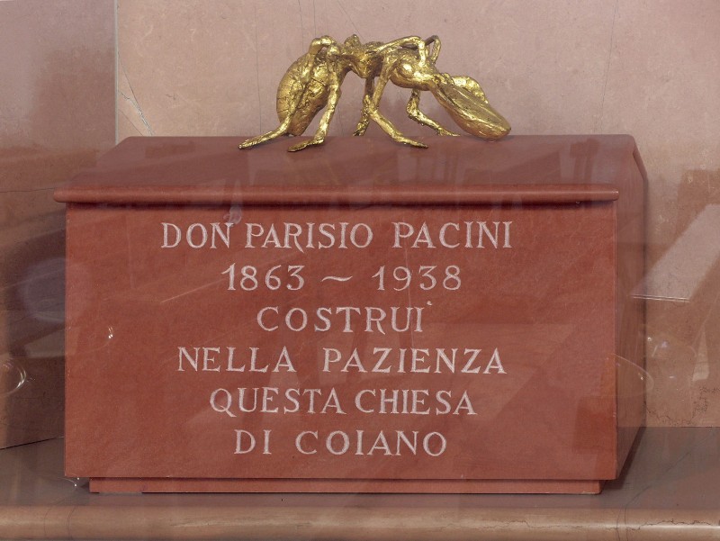 Bini Bino (1999), Monumento al sacerdote Parisio Pacini