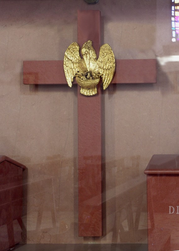 Bini Bino (1999), Croce del monumento ai sacerdoti Parisio Pacini e Milton Nesi