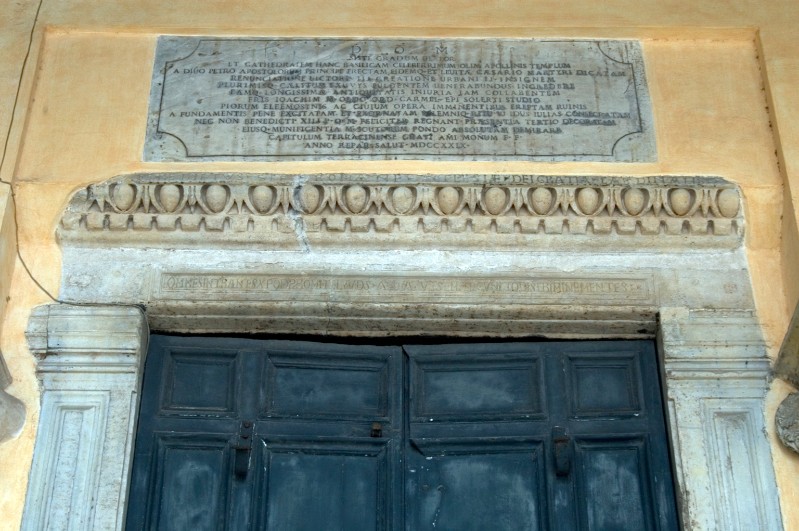 Bott. campana sec. XI, Architrave del portale maggiore con fregio