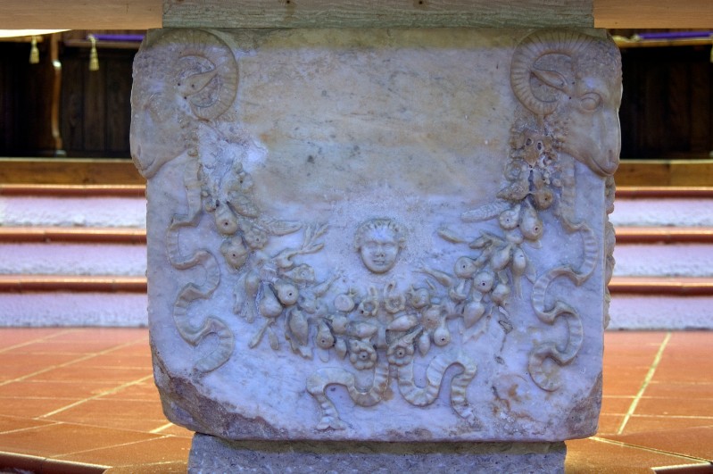 Ambito romano sec. I, Ara usata come base d'altare