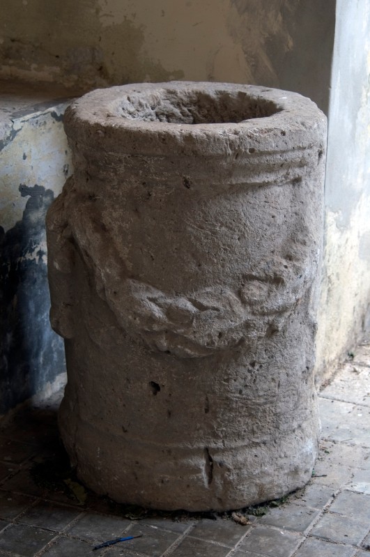 Ambito romano sec. III, Acquasantiera cilindrica con festone