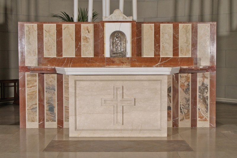 Maestranze romagnole sec. XX, Altare maggiore con croce centrale