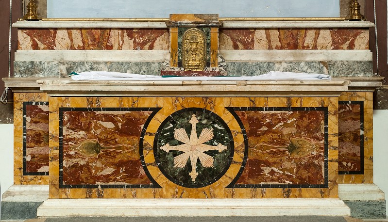 Bott. dell'alto Lazio sec. XVIII, Altare in marmo policromo