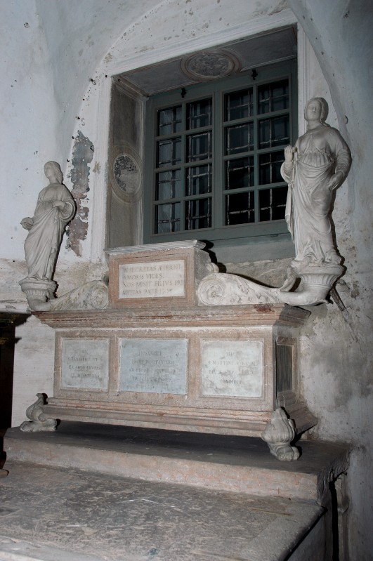 Bott. lombarda inizio sec. XVI, Urna in marmo con le sante Barbara e Martina