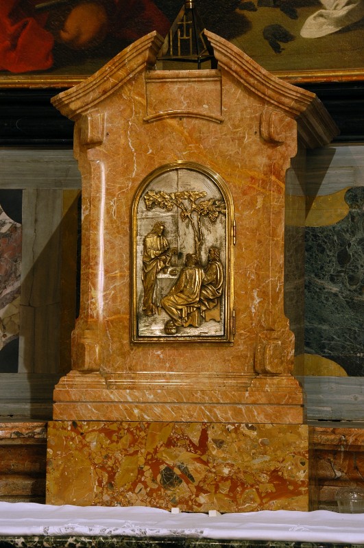 Tizzoni S. (1954), Tabernacolo in marmo a timpano spezzato
