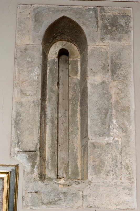 Ambito toscano sec. XIII, Finestra monofora in pietra con fessura centinata