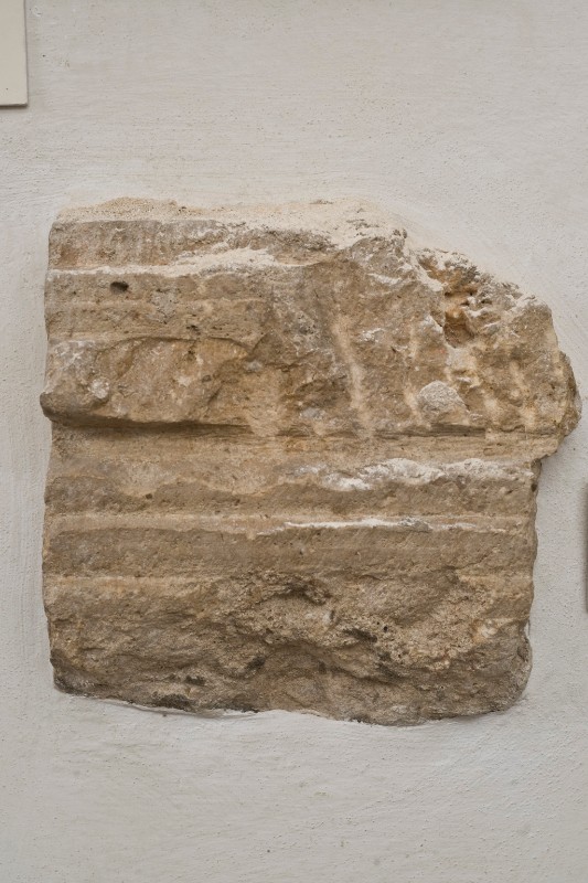 Bott. camaiore sec. XIII, Mensola quadrangolare in pietra