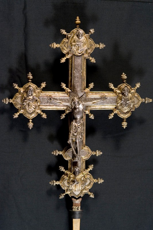 Bottega toscana sec. XV, Croce con bracci cesellati a girali con pigne