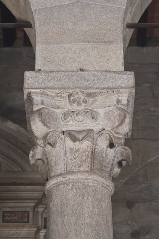 Bott. lucchese sec. XIII, Capitello in arenaria con astragali e rosette