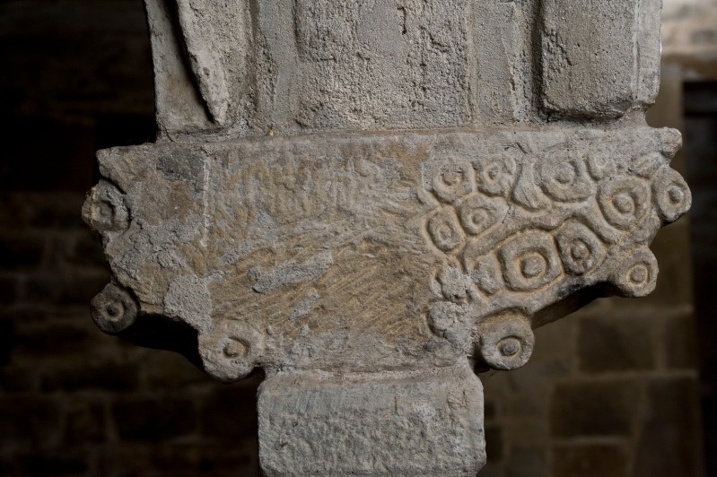 Bott. lucchese sec. XIII, Capitello in arenaria con decorazione a cerchi
