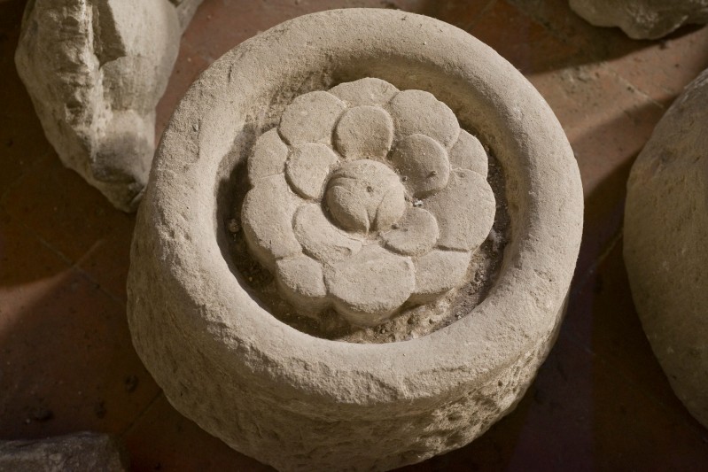 Bott. lucchese sec. XIII, Tondo con rosetta scultura altorilievo