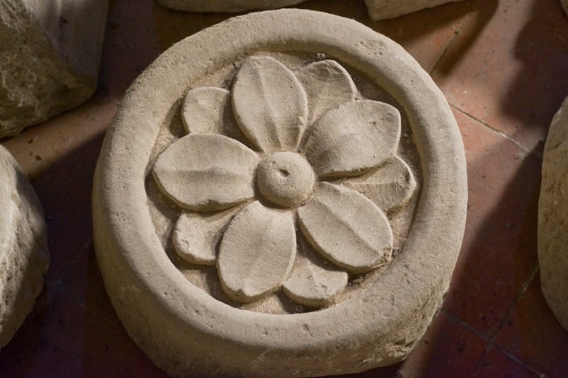 Bott. lucchese sec. XIII, Tondo con fiore scultura altorilievo