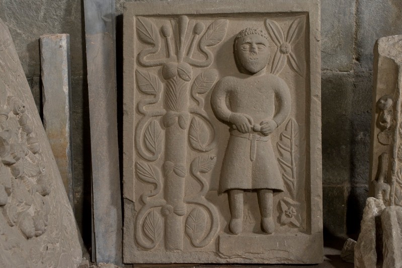 Bott. pesciatina sec. XIII, Figura maschile scultura altorilievo in arenaria